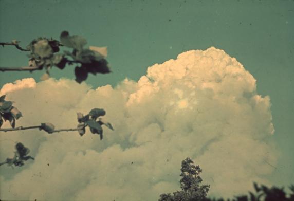 Rookwolken van de brand na het bombardement.