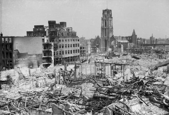 Restanten van gebouwen na bombardement.