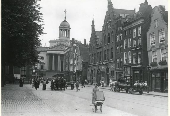 Foto van de Gedempte Botersloot met het stadhuis.
