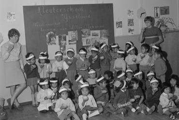 Molukse kinderen in de kleuterschool op het barakkenkamp IJsseloord