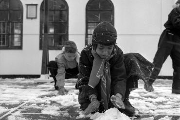 Kinderen uit Indonesië maken kennis met sneeuw (1958)