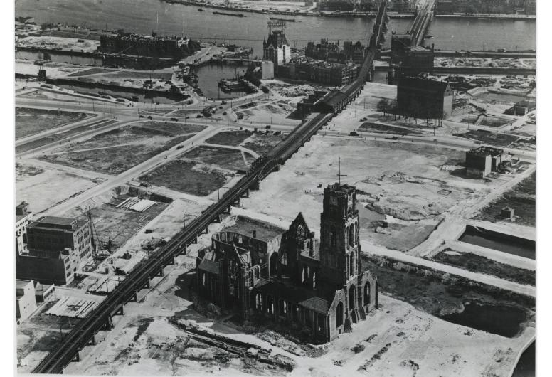 Luchtopname van de zwaar beschadigde Sint-Laurenskerk aan het Grotekerkplein en de wijde geraseerde omgeving als gevolg van het Duitse bombardement van 14 mei 1940.