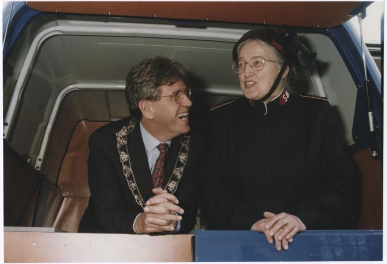 4 april 1995: Burgemeester Peper en luitenant-kolonel Bosshardt poseren in de door de Rotary club Nieuwerkerk a/d IJssel aan het Leger des Heils geschonken bus. Fotograaf onbekend. Collectie 4100, 1995-1203-kl