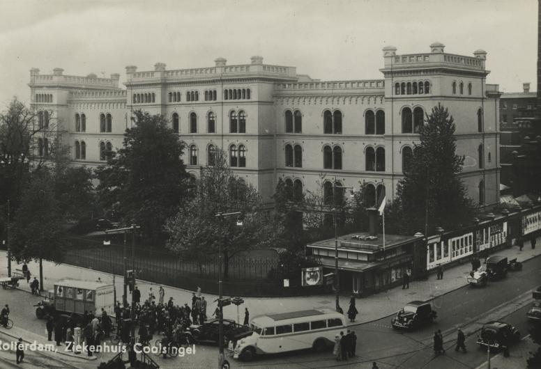 Het Coolsingelziekenhuis aan de westzijde van de Coolsingel. Rechts op de hoek van de Van Oldenbarneveltstraat, het KLM-kantoortje, uit het noordoosten gezien, 1935.