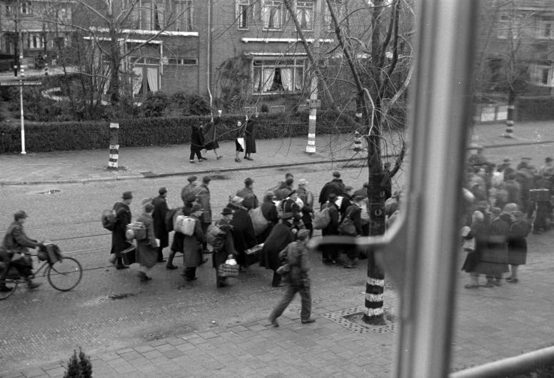 Opgepakte mannen bij de Razzia van Rotterdam op 10 november 1944 in Le Fèvre de Montignylaan in Hillegersberg. NL-RtSA_4156_XXXIII-645-00-03-01