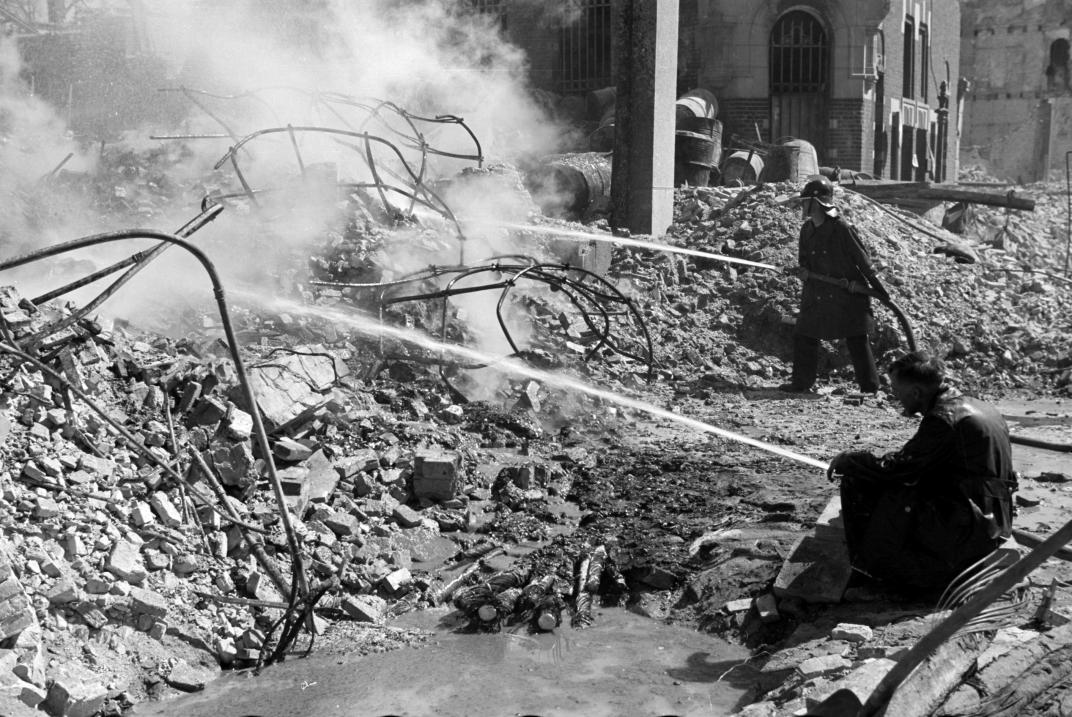 Nabluswerkzaamheden in de Wijnstraat ter hoogte van het pand van de Bank voor Handel en Scheepvaart. Eind mei 1940. Collectie 4156, nr 5035