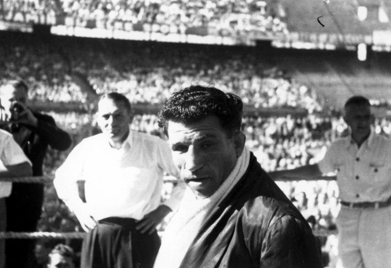 Bokswedstrijd om de nationale titel middengewicht tussen de Rotterdammers Luc van Dam en Bep van Klaveren in het Feijenoordstadion, 10-08-1947. Lex de Herder