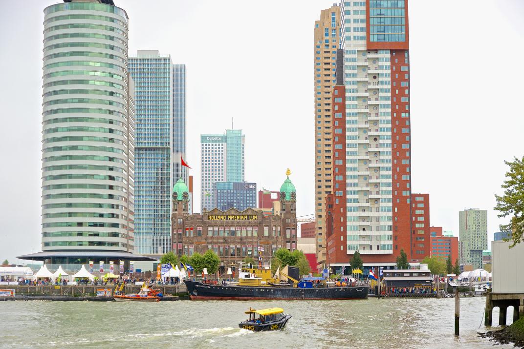 De Wilhelminapier tijdens de Wereldhavendagen van september 2015. Hotel New York in het midden. de voorgrond een boot van de Rotterdamse Watertaxi. Collectie 4277, nummer MR-188. Fotograaf Mark Roestenburg