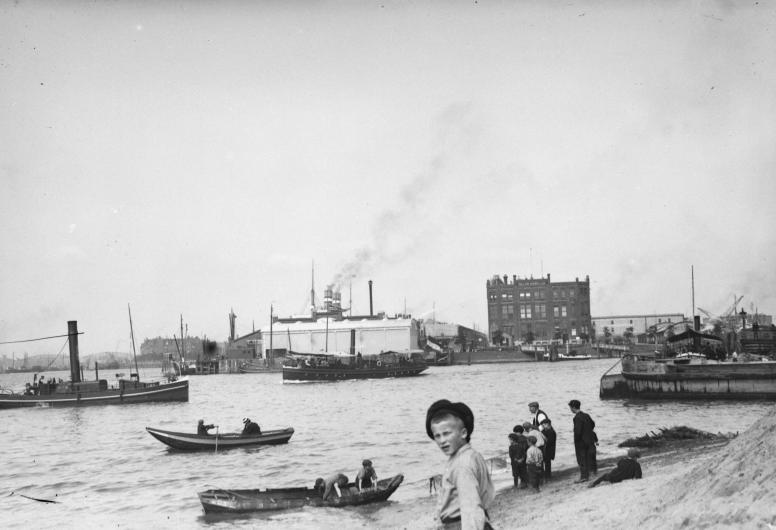 Het directiegebouw van de Holland Amerika Lijn (HAL) op de Wilhelminapier gezien vanaf de Veerdam, 1908 - 1916.
