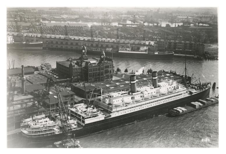 Het directiekantoor van de HAL met de s.s. Rotterdam (uit 1908) aan de kade, 1926.