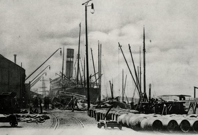 De Holland-Amerikalijn aan de Wilhelminakade, 1900. Nummer in collectie; NL-RtSA-4202-1968-2376