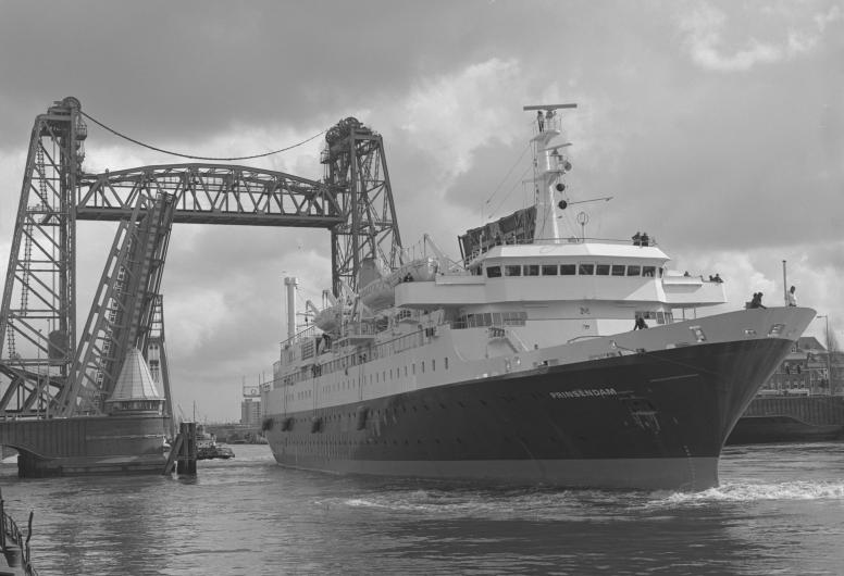 De Ms. Prinsendam passeert de Koningsbruggen, 8-4-1973. Collectie 4121 nr 1-14