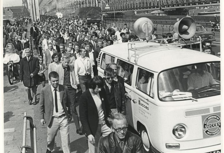 Stoet van ontevreden werklieden over de Maasbruggen (1970).