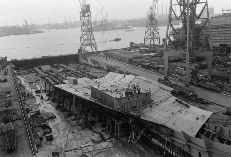 Op helling 8 van de Rotterdamsche Droogdok Maatschappij wordt gebouwd aan containerschip Sea-land Mc Lean (1970).