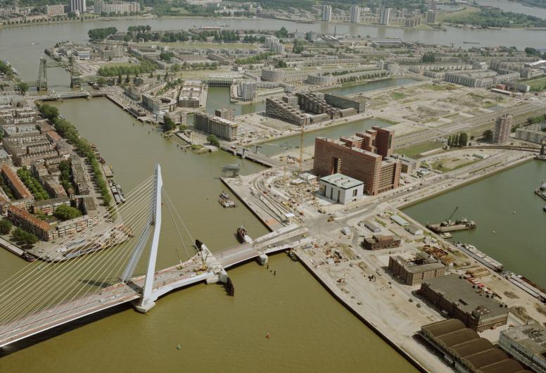 De Erasmusbrug in aanbouw. 1996. Collectie 4100. NL-RtSA_4100_1996-1587
