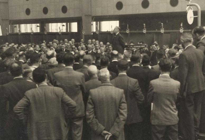 Van der Mandele houdt op 16 augustus 1945 een toespraak in de Beurs, naar aanleiding van de capitulatie van Japan. Collectie 4156, nummer 686-01-01