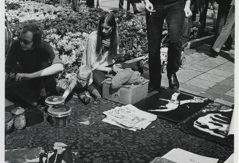Rommelmarkt op de hoek van de Lijnbaan en het Stadhuisplein, 1972. Fotograaf Henk Vrijmoet. Collectie 4282, 1972-671.