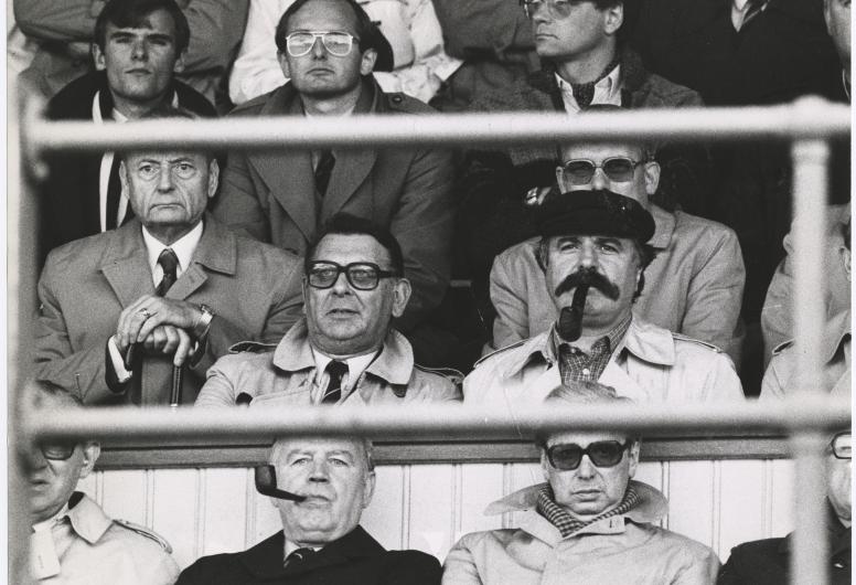 4 oktober 1981: Burgemeester Van der Louw kijkt op de tribune in het Kasteel naar de wedstrijd Sparta – Ajax. De club uit Spangen wint de wedstrijd met 5 – 3. Foto: Ton den Haan. collectie 4031, P-021182-201-KL