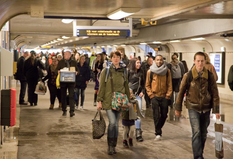 De tijdelijke voetgangerstunnel van CS