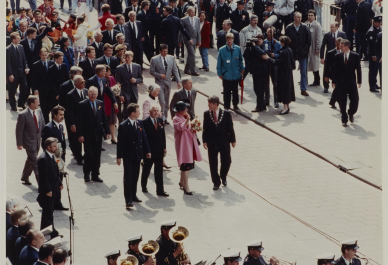 Beatrix over de Coolsingel. Koninginnedag 1992, bezoek aan Rotterdam (o.a. Overschie). Het album is afkomstig uit het archief van Bram Peper. 