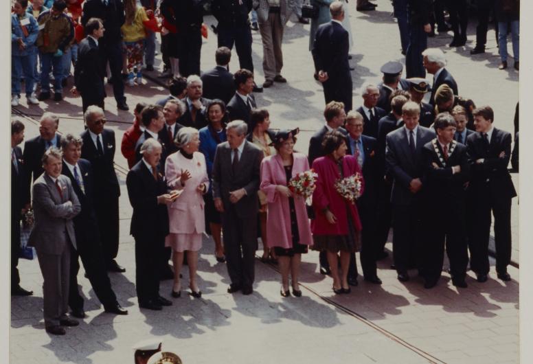 Beatrix over de Coolsingel. Koninginnedag 1992, bezoek aan Rotterdam (o.a. Overschie). Het album is afkomstig uit het archief van Bram Peper. 