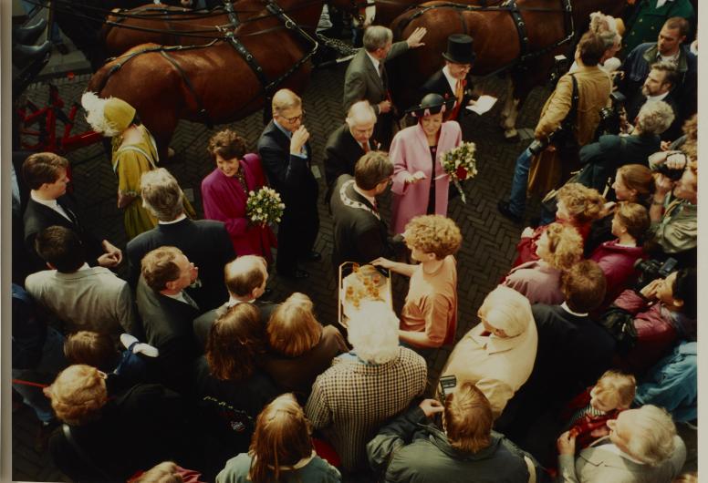 Koninginnedag 1992, koningin Beatrix loopt tussen de mensen. De foto is afkomstig uit het archief van Bram Peper. 