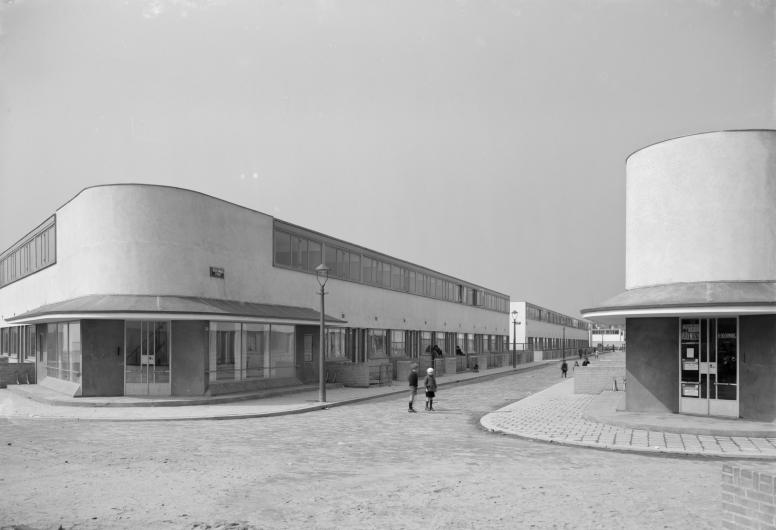 De Heer Arnoldstraat in de Kiefhoek gezien vanaf het Hendrik Idoplein. 1930 Fotocollectie Algemeen NL-RtSA_4100_1978-3485