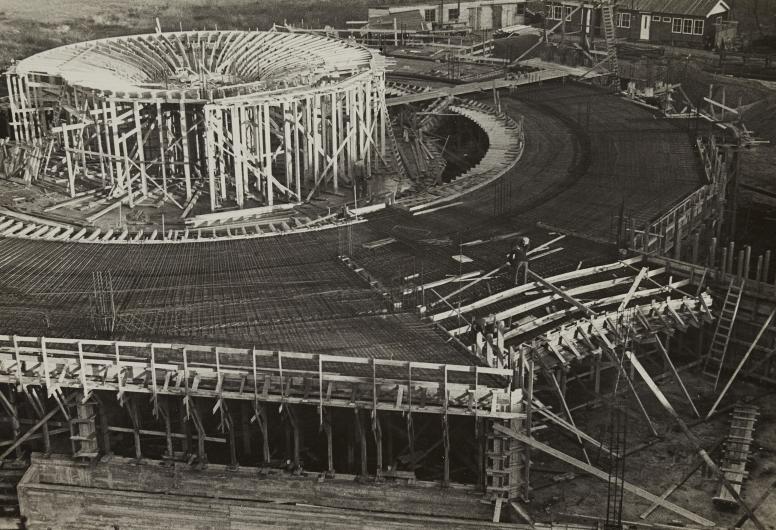 Het ronde houten geraamte van het bouwcentrum in aanbouw, dec. 1947. Collectie 4100. documentnummer 2016-25-52