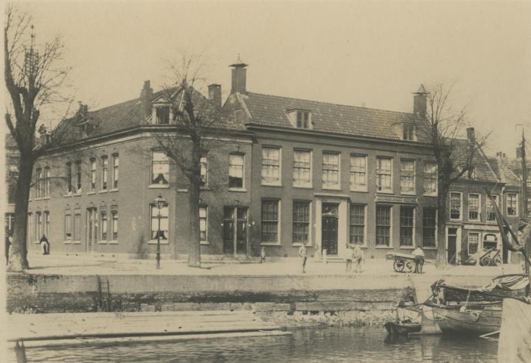 Burgerweeshuis aan de Voorhaven.