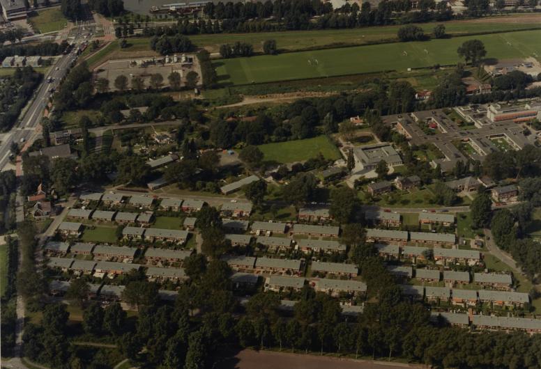 Luchtopname van de wijk Wielewaal, met op de voorgrond een stukje van de Groene Kruisweg en verderop links de Koperweg. Op de achtergrond de Waalhaven. Uit het oosten, 1988. Collectie 4232, documentnummer 1988-1004.