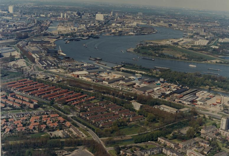Luchtopname van de wijk Sportdorp, met op de voorgrond de Dwarsdijk en omgeving. In het midden rechts bedrijventerreinen bij de John F. Kennedyweg en het Zuiddiepje met het Eiland van Brienenoord. Op de achtergrond de Nieuwe Maas in de bocht tussen Feijen