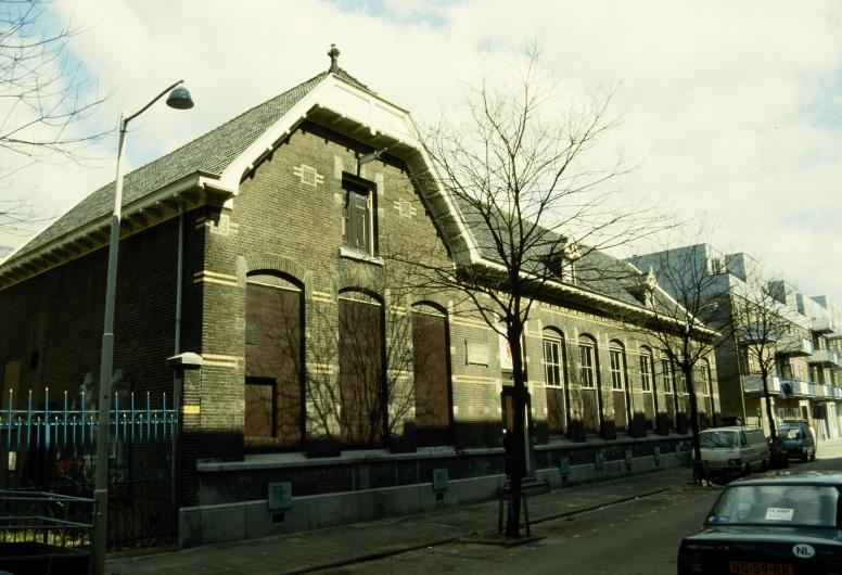 Gebouw van de Openbare Kleuterschool "Kleutergeluk" (later Boksvereniging Crooswijk) aan de Pootstraat 41 in Oud Crooswijk. 1990 Collectie Monumenten 4258, documentnummer 221.