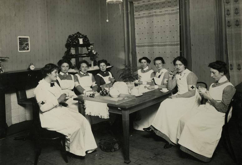 Een groep verpleegsters in de Rode Kruiskliniek aan Raampoortstraat 45, opgericht voor de vrijwilligers van de Landstorm in verband met de mobilisatie tijdens de Eerste Wereldoorlog. Collectie 4282 XXXIII-294-4