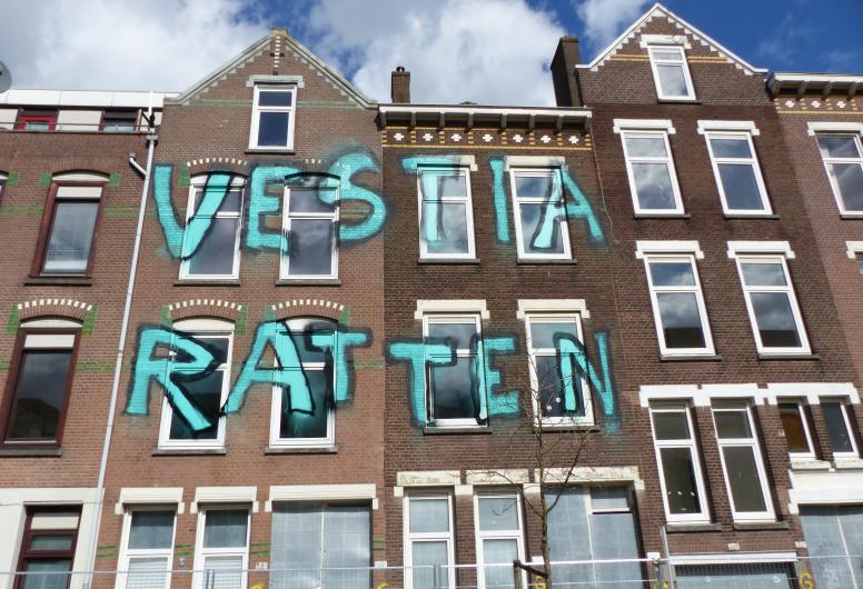 Bewonersprotest in de Tweebosbuurt tegen de sloopplannen van woningcorporatie Vestia. Op de gevel van de woning staat de tekst 'Vestia ratten' in blauwe verf geschreven, 15 april 2021. Collectie 4072, documentnummer 2023-35-38.