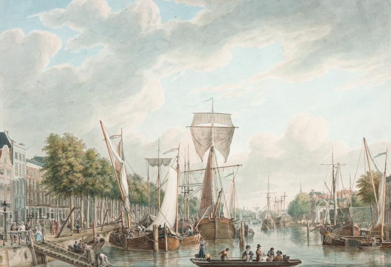 Gezicht op de Leuvehaven uit zuidelijke richting vanaf een plaats nabij de Wittepoort. Links de huizen aan de westzijde, op de achtergrond in het midden de Leuvebrug. NL-RtSA_4080_RI-400.