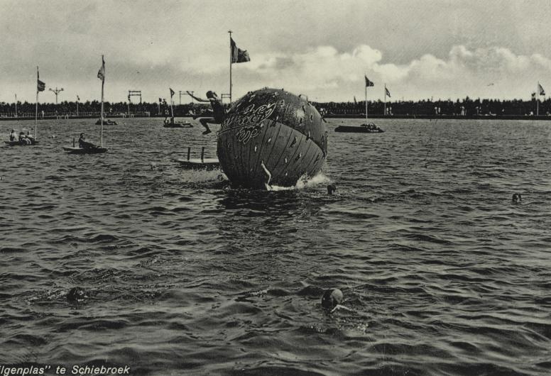 Een klimattribuut in De Wilgenplas, ca. 1933.