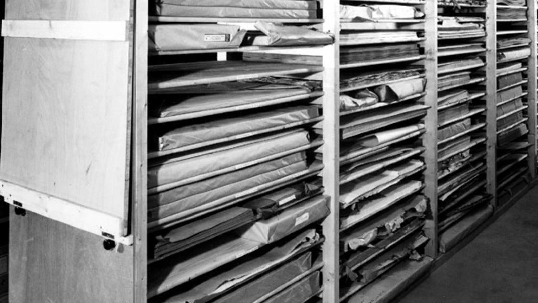 Interieur van het Gemeentearchief aan de Mathenesserlaan. Kartonopslag van de restauratieafdeling in de kelder van het tweede depot.