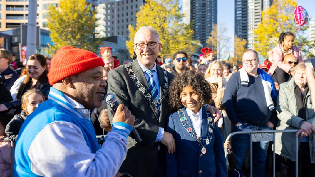 12 november 2022: Burgemeester Aboutaleb en kinderburgemeester Louey staan aan de kade om samen Sinterklaas welkom te heten in Rotterdam. De 11-jarige Louey was vanaf maart 2022 de eerste kinderburgemeester van Rotterdam voor de duur van een jaar. Fotograaf Rhalda Jansen